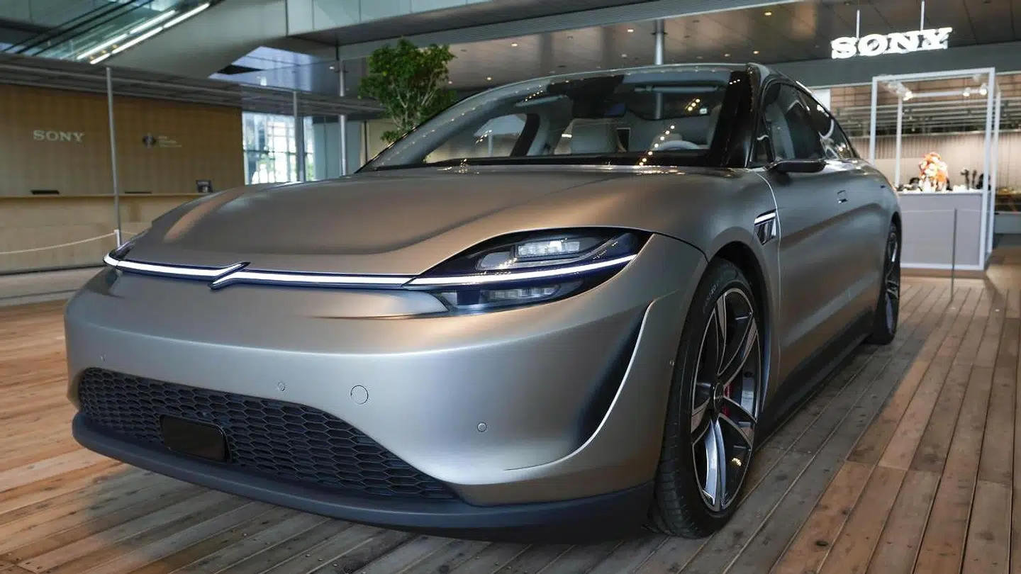Denne Vision-S 02 holder ved indgangen til Sonys hovedkontor i Tokyo i Japan. Den er en prototype på en kommende elbil med selvkørende egenskaber. Sonys satsning for fremtiden bliver dog næppe at bygge masser af egne elbiler, men at være storleverandør til andre elbiler fra sit righoldige sortiment.