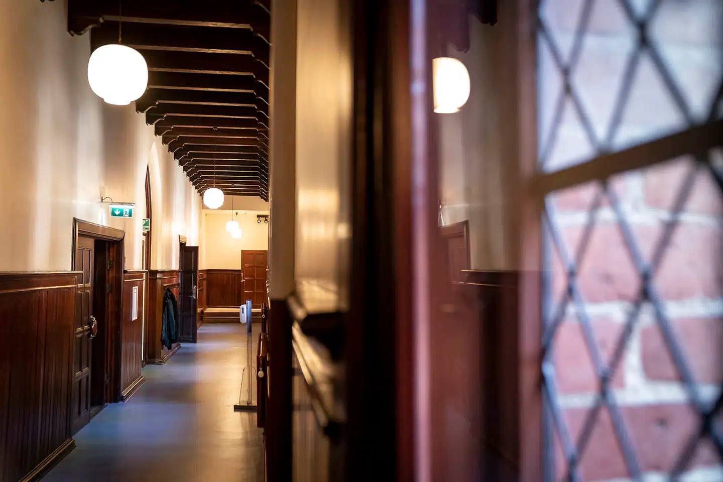 Herlufsholm Skole og Gods har været igennem et regulært stormvejr, efter TV 2-dokumentaren »Herlufsholms hemmeligheder«. Et tilsyn, der endnu ikke er afsluttet, kan blive en dyr fornøjelse for skolen.