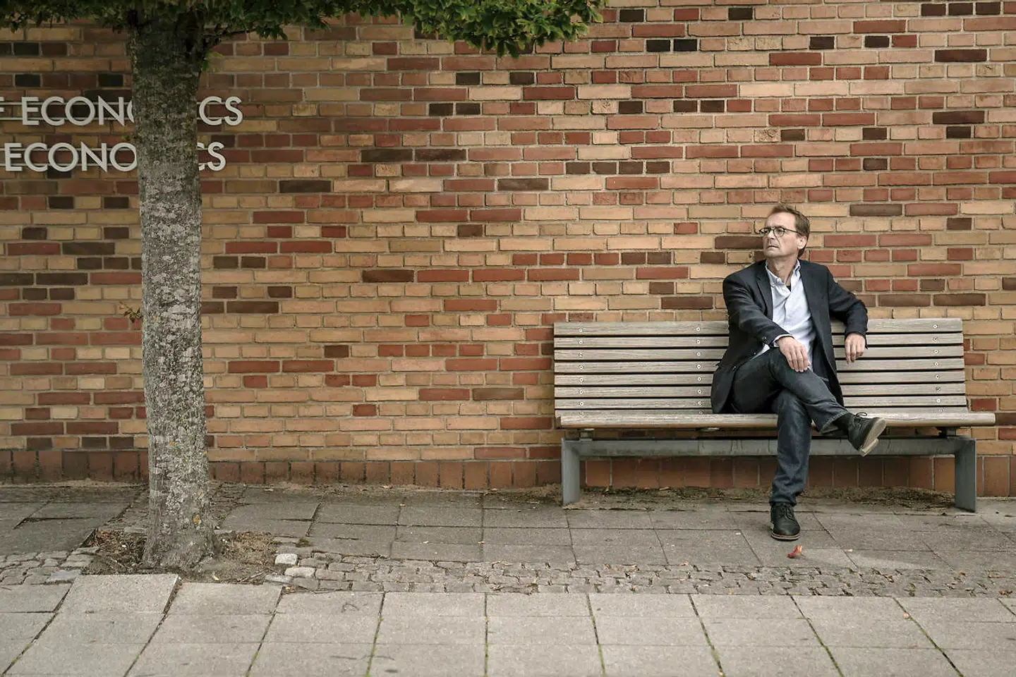 Forleden udtalte Torben M. Andersen, der er økonomiprofessor ved Aarhus Universitet, at et forslag fra De Konservative om at lette skatten og finansiere det med lavere offentligt forbrug ville øge inflationen. Nu præciserer han sine udtalelser.