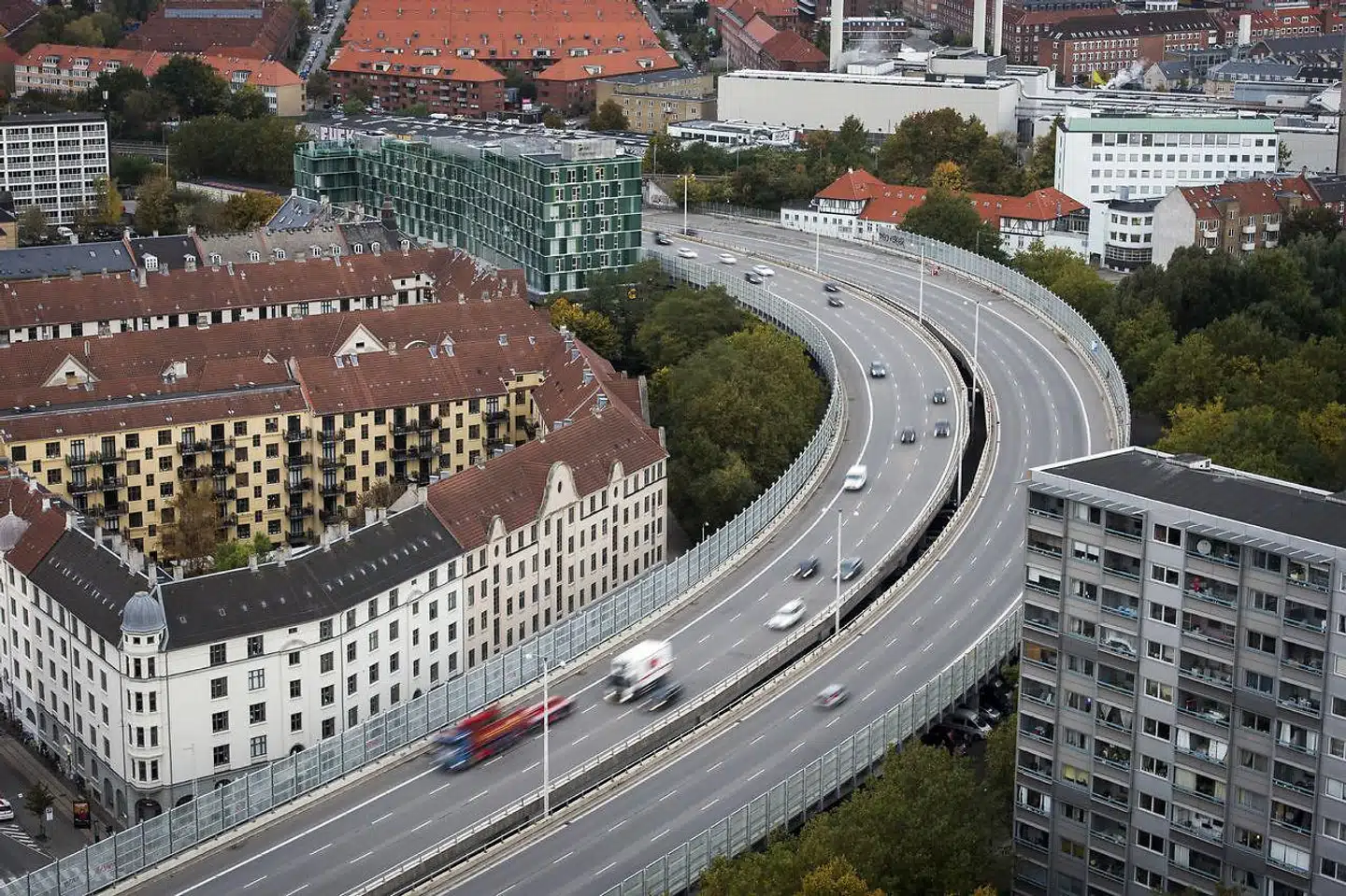 »Nedrivning af Bispeengbuen er et tilbagevendende emne i diverse medier og bliver ofte beskrevet som en bæredygtig løsning, der kan genskabe både byliv, grønne parker, nye byggegrunde og å. Det er gode intentioner, men spørgsmålet er, om Bispeengbuen er så ubrugelig, som den ofte bliver fremstillet,« skriver Lauge Floris Larsen.