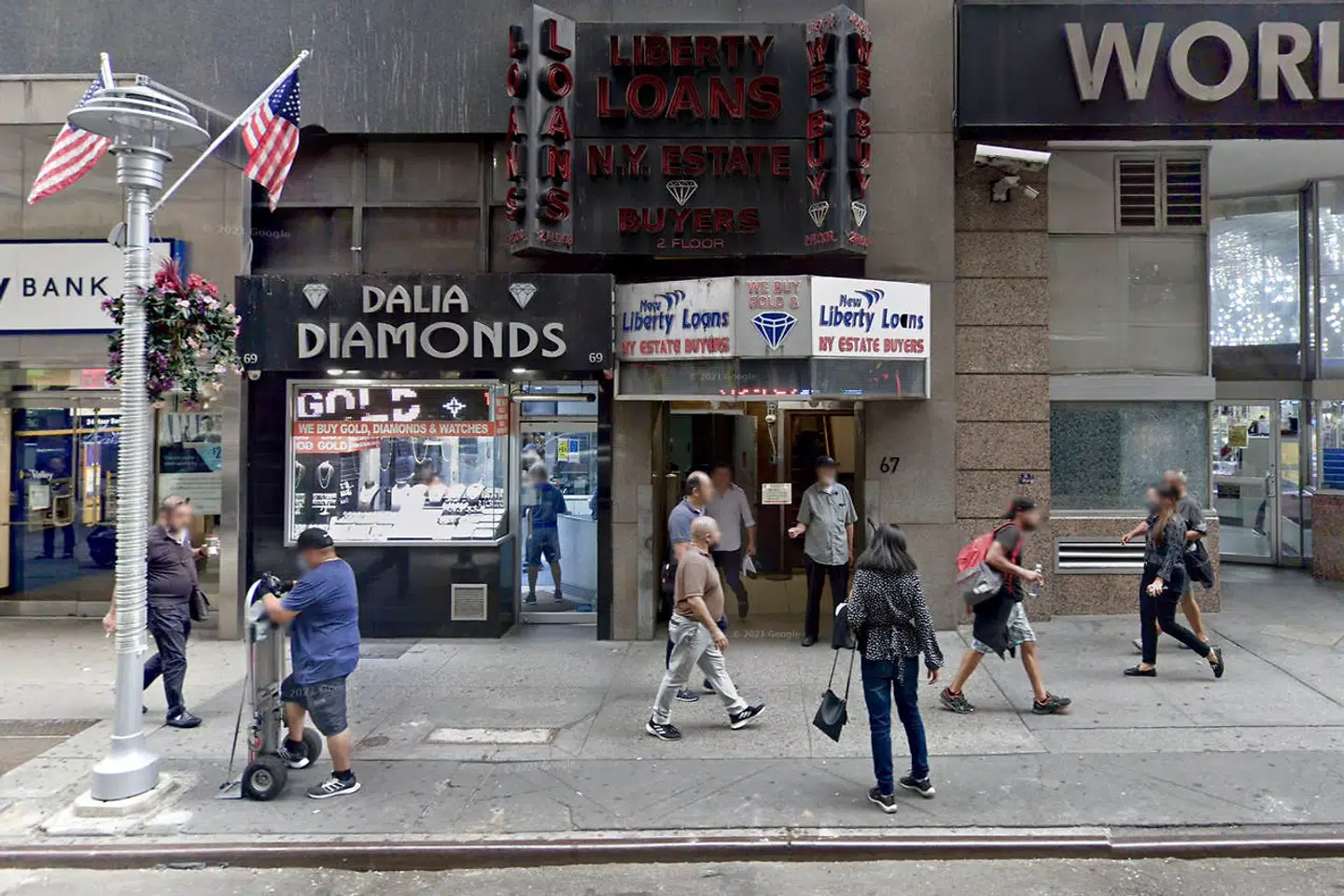 »New Liberty Loans Pawn Shop« på Manhattan. Butikken er mistænkt for at have spillet en afgørende rolle i en spektakulær tyverisag i New York.