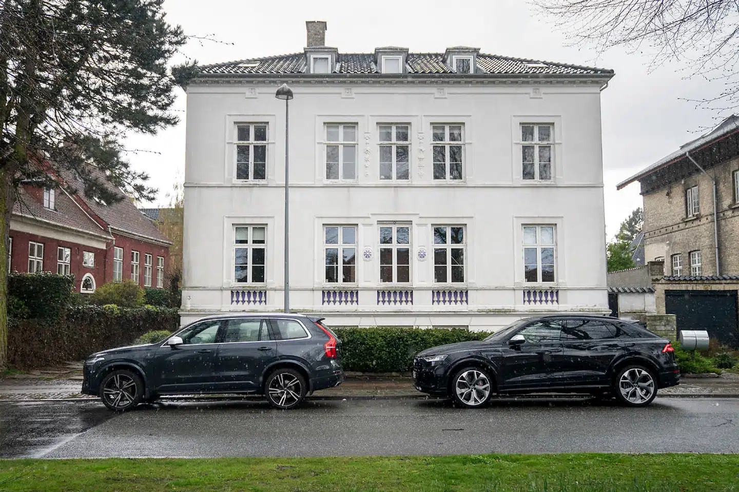 Dyre personbiler er blandt de mange biler, der udsættes for indbrud i Nordsjælland. Ifølge Nordsjællands Politi har det været et stigende problem det seneste år, at det ikke længere kun er værdigenstande som tasker eller solbriller, som tyvene tager med sig. Arkivfoto: Tobias Kobborg