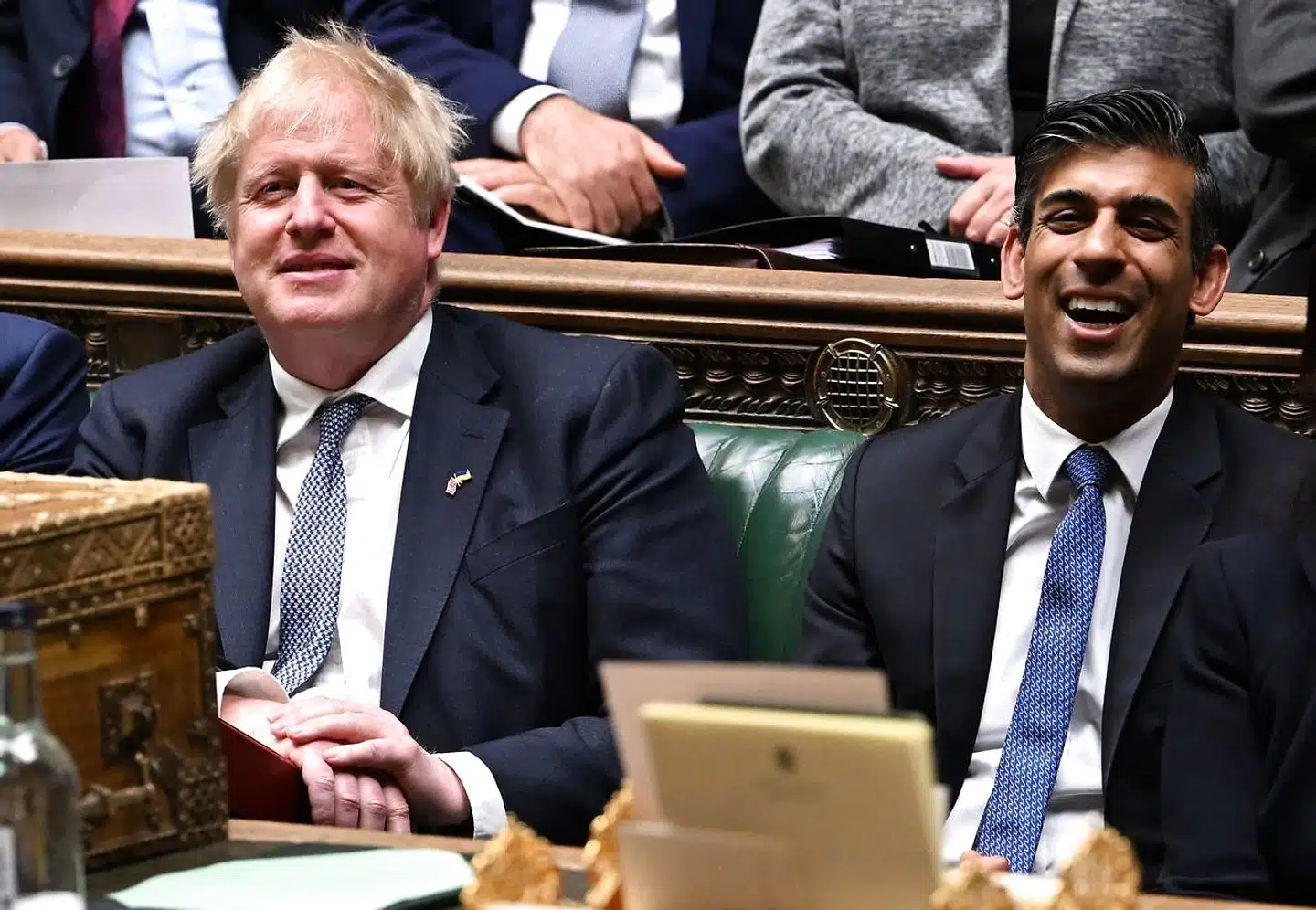 Den konservative regerings premierminister, Boris Johnson, og finansminister, Rishi Sunak, har torsdag fremlagt en ny finanspolitisk pakke, der øger beskatningen af olie- og gasselskabernes overskud.