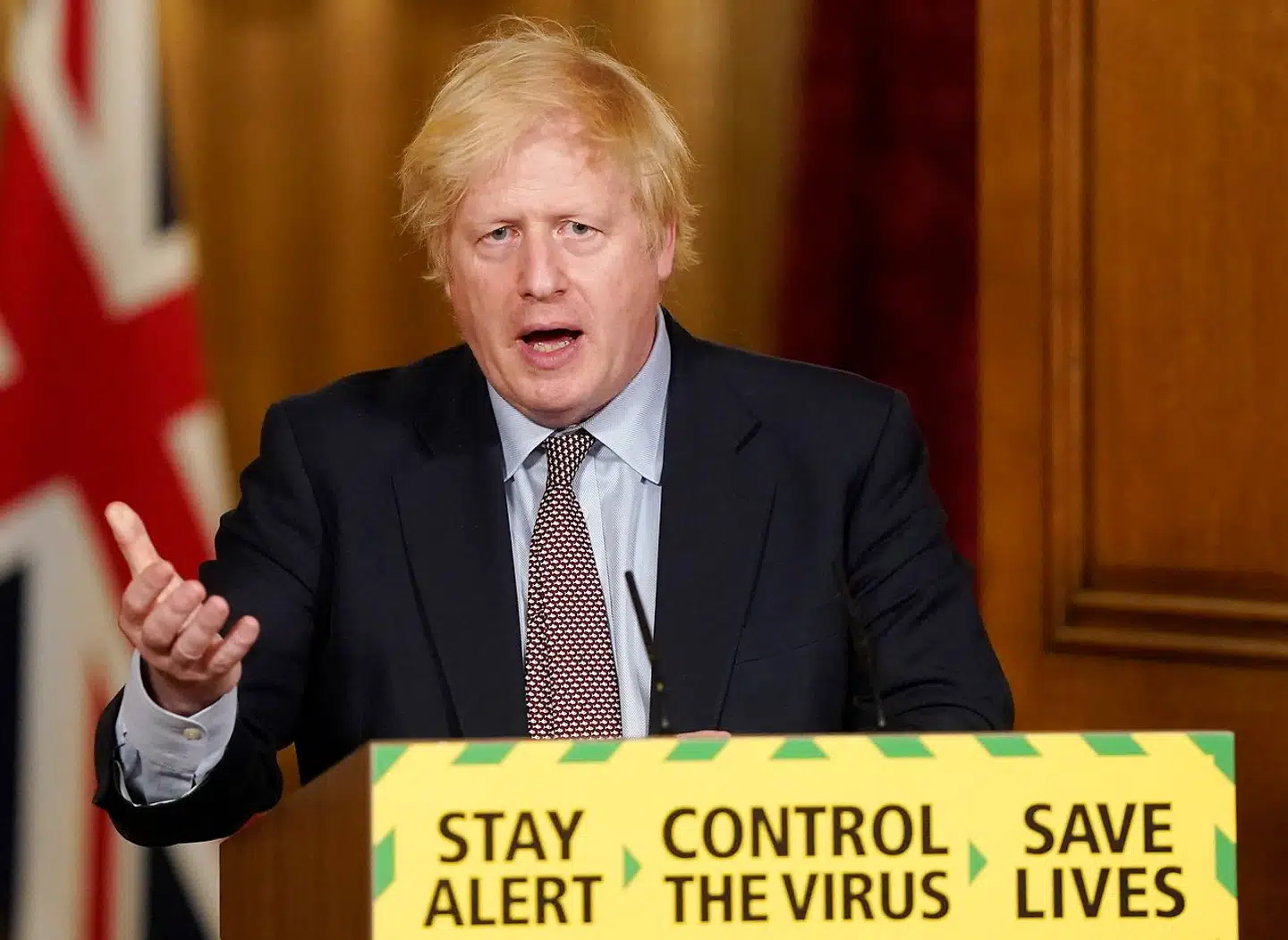Pas på. Tag forholdsregler. Red liv. Briterne blev udsat for nogle af de hårdeste coronarestriktioner i Europa, mens Boris Johnson i tv-taler til nationen erklærede, at befolkningens ofre var helt afgørende for at få kontrol med smittespredningen. Senere har det vist sig, at han sammen med sine nærmeste medarbejdere ikke mente, at de måtte overholde deres egne regler.