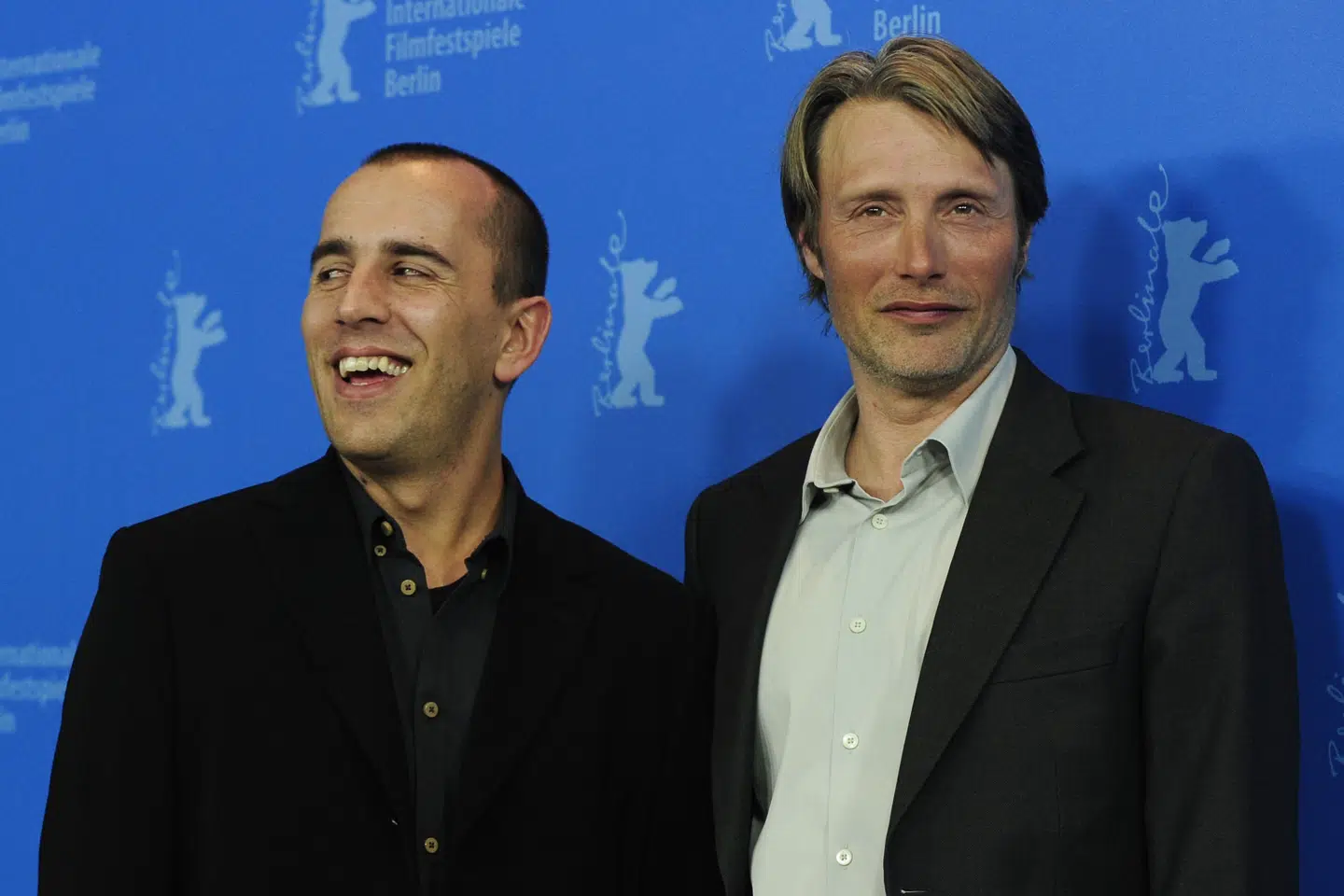 Filminstruktøren Nikolaj Arcel (til venstre) ses her med skuespilleren Mads Mikkelsen. De to arbejdede sammen på filmen En kongelig affære fra 2012. Til efteråret begynder optagelserne på en ny film, hvor de to igen samles. (Arkivfoto). John Macdougall/Ritzau Scanpix