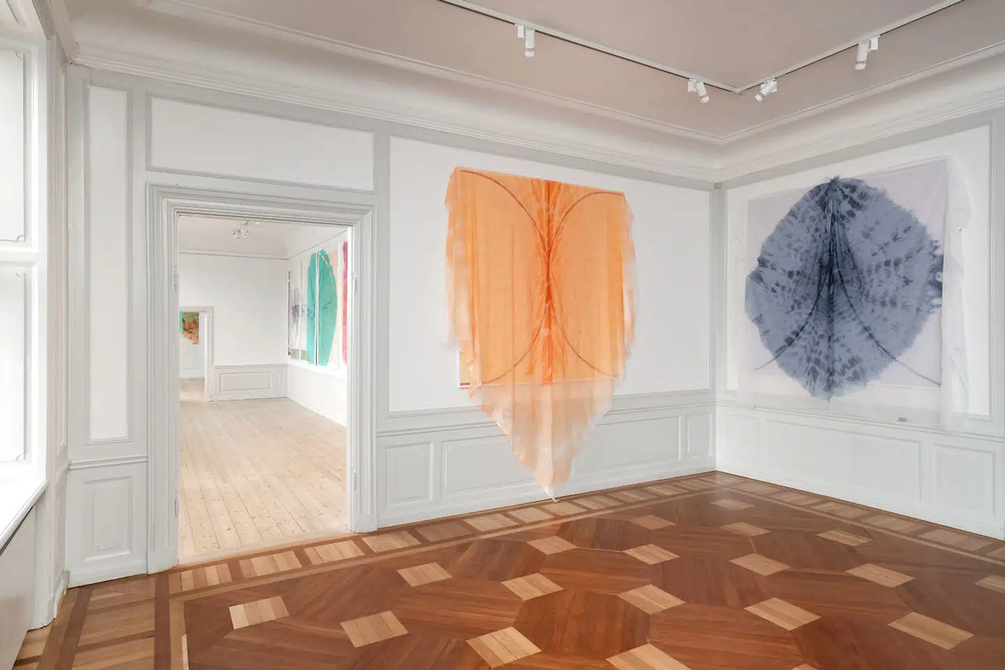 I barokmaleriet indgik ofte forhæng i draperede folder. I Malene Landgreens hænder løsner hun op for barokkens svulstige og farvetunge værker med sine florlette gazestoffer og farver frisk fra fad.