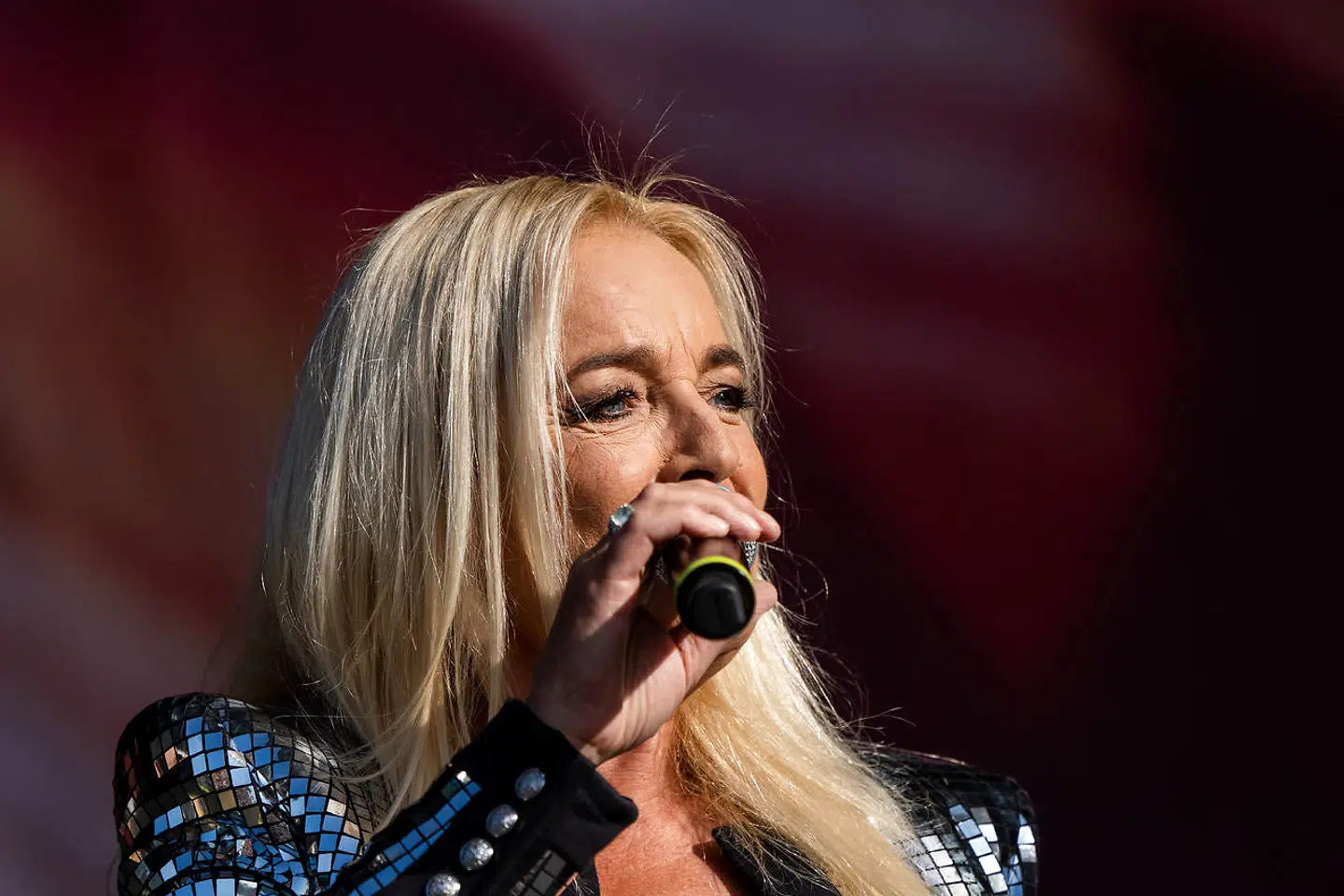 Anne Linnet er blandt erstatningerne for Ude Af Kontrol, Kato og Kesi.