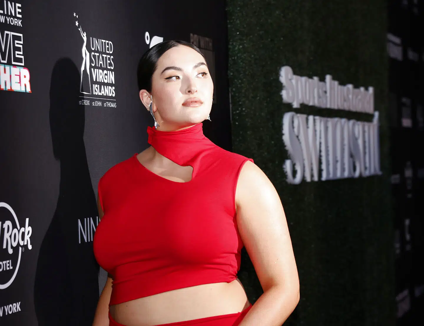 Yumi Nu fotograferet på den røde løber i New York, da årets badetøjsudgave af Sports Illustrated blev præsenteret.