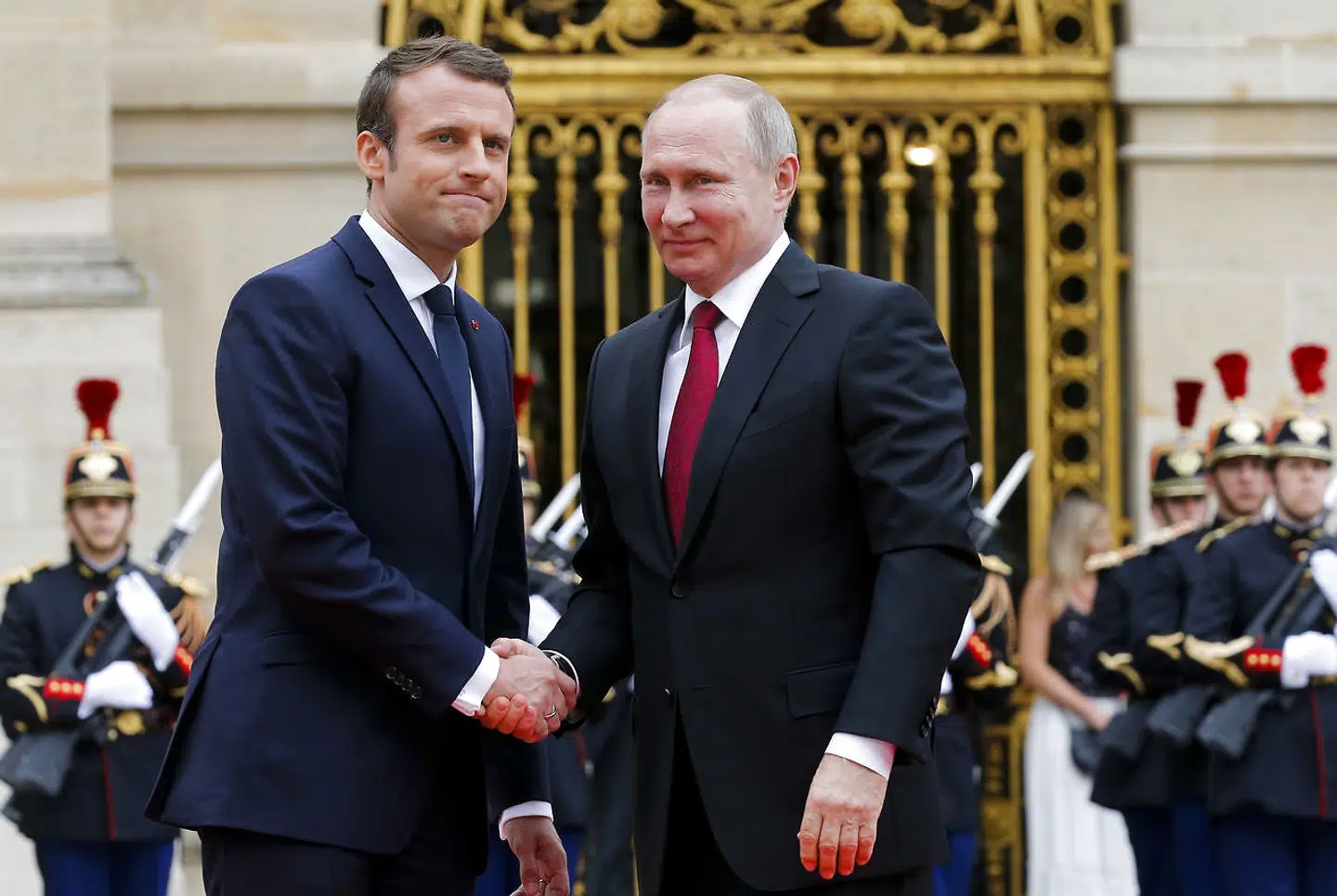 Der har vist aldrig før været en russisk topfigur, som har skadet sit eget land og folk i samme grad som Putin, skriver Niels B. Larsen. Her ses den russiske præsident sammen med Frankrigs Emmanuel Macron.