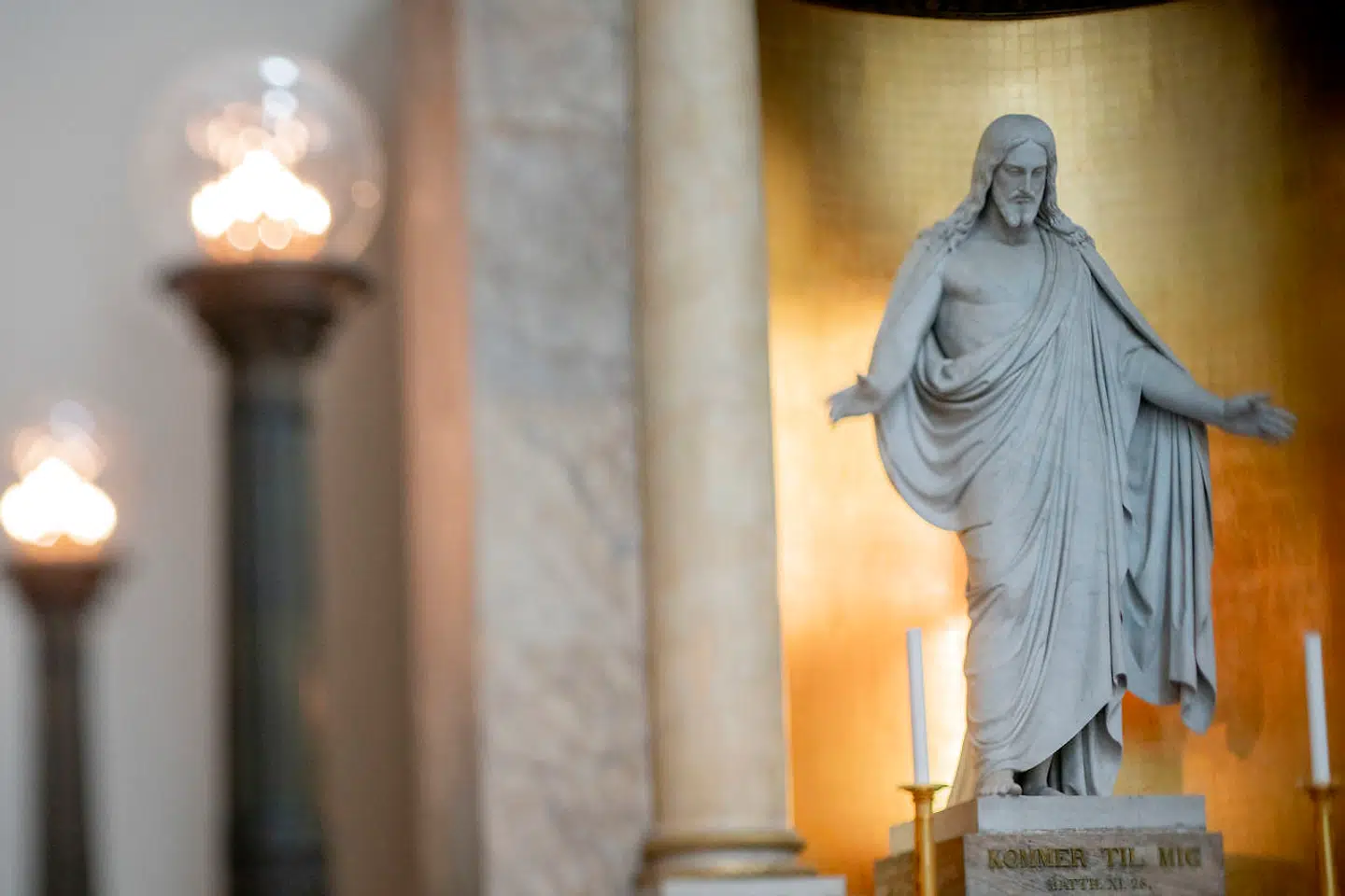 Det har vakt bekymring blandt flere ansatte ved Københavns domkirke, at en overgrebsanklaget ansat ved domkirken fortsat er ansat ved kirken, selvom kirkens ledelse i årevis har kendt til anklagerne imod manden. Biskoppen beklager nu dele af sin håndtering af sagen.