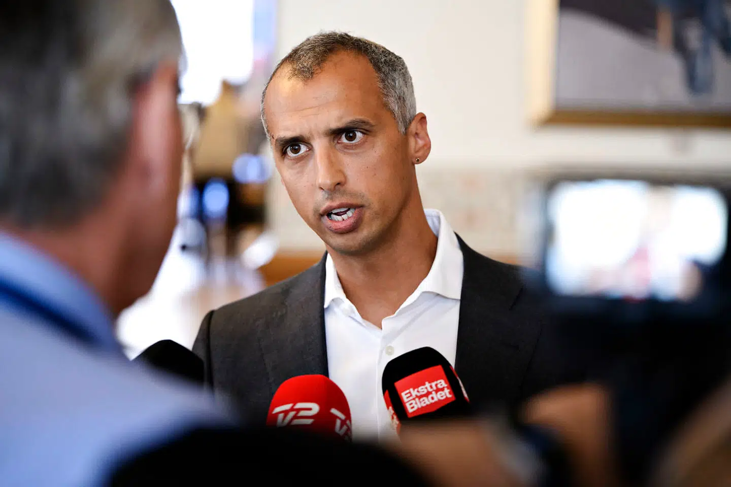 »Efter regeringens opfattelse kan de gældende bestemmelser i straffeloven, hvorefter påtalekompetencen i visse sager ligger hos justitsministeren være medvirkende til at svække denne tillid,« siger Mattias Tesfaye (S) i en pressemeddelelse (arkivfoto).