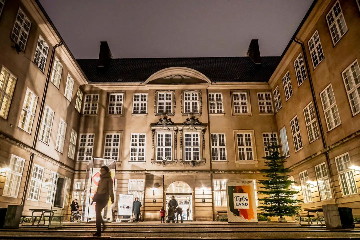 »I et meget spektakulært forsøg på at forny museet grundlæggende har Nationalmuseets direktør fået regeringens støtte til en forundersøgelse af en total fornyelse af hovedmuseet, hvor alene murene skal stå tilbage i de fleste bygninger, som derefter skal opbygges som et helt moderne, meget fleksibelt museum,« skriver Nikolaj Bøgh.