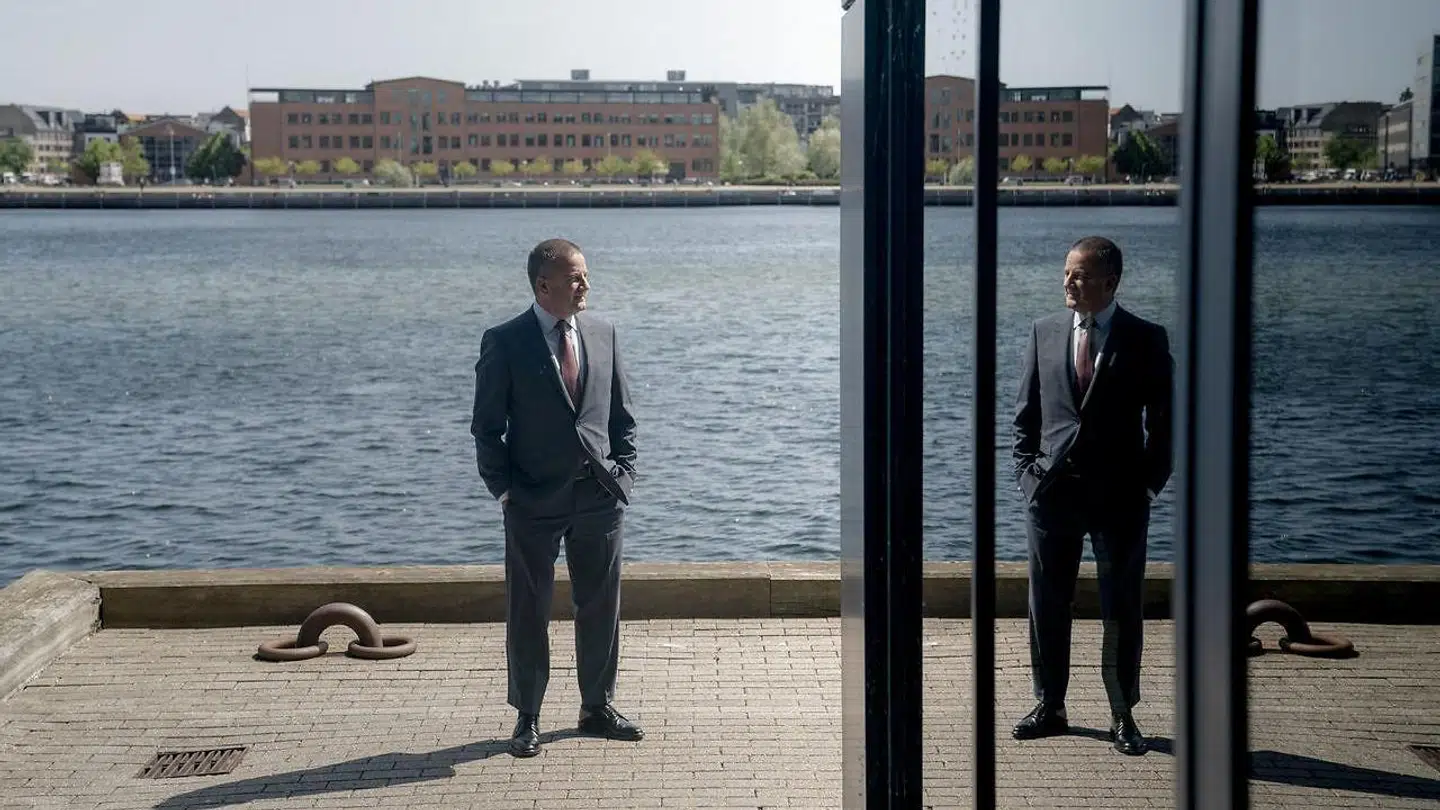 Danmark er i FE-sagen på vej ind i et retligt forløb, hvor de mistænkte helt usædvanligt hverken har mulighed for at dele anklageskrift eller dom med deres nærmeste eller offentligheden, advarer tidligere PET-chef Jakob Scharf.