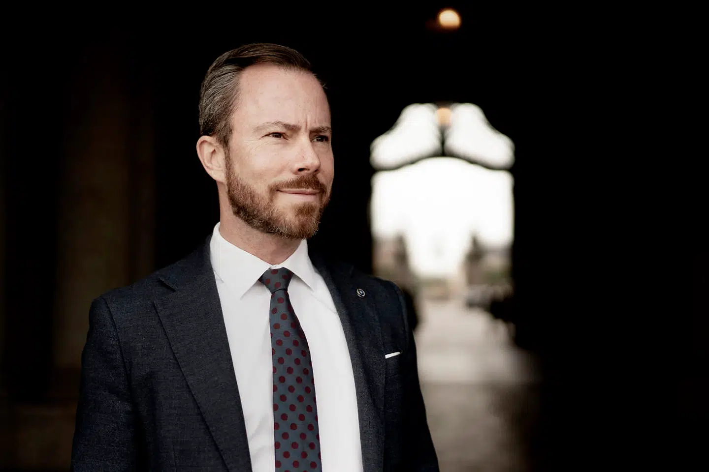 Mange af de milliarder, som et politisk flertal har besluttet at bruge på at styrke et skrantende dansk forsvar, skal bruges til at fylde ammunitionslagrene. Danmarks forsvar er dog mere end krudt og kugler, lyder det fra V-formand Jakob Ellemann-Jensen.