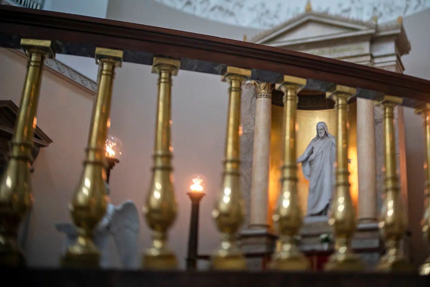 Domkirken i København, Vor Frue Kirke, er udsat for massiv kritik, efter at Berlingske søndag beskrev, at kirkens øverste top, herunder biskoppen, har overhørt anklager om seksuelle overgreb begået af en centralt ansat ved domkirken. Eksperter peger på, at sagen kan skade folkekirken som institution hårdt.