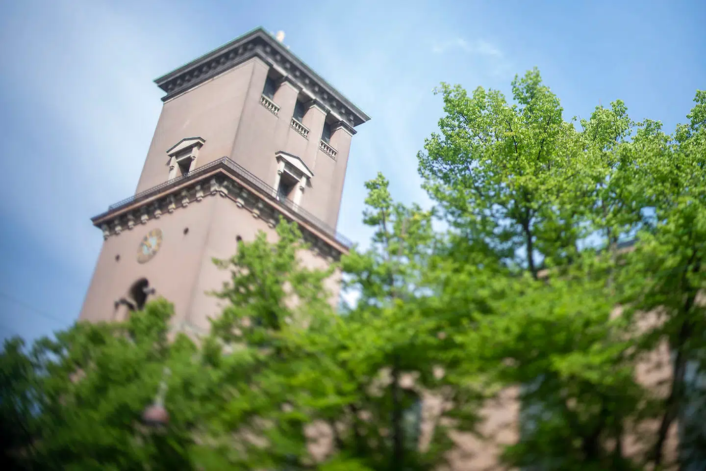 Flere ansatte i Vor Frue Kirke – også kendt som Københavns domkirke – havde i en årrække et lidt for »afslappet forhold« til alkohol – også i arbejdstiden, fortæller kilder.