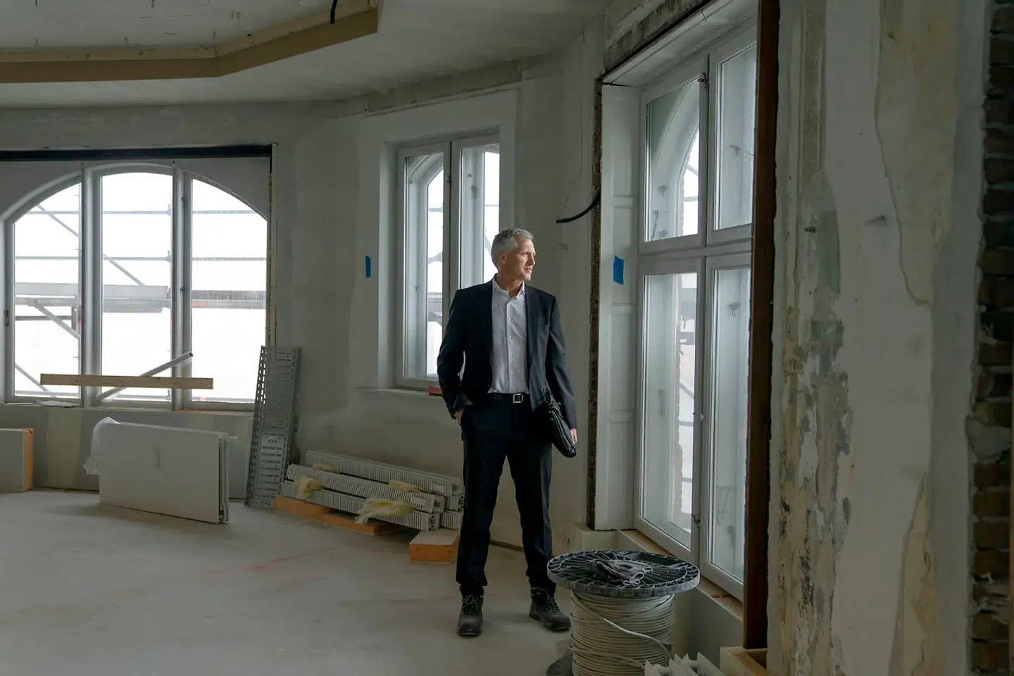 Københavns Kommune er alt for langsom til at behandle til at behandle byggesager, lyder kritikken fra Claus Jørgensen, investeringsdirektør i PenSam, der er en af landets største pensionskasser. Her i Farvergade, der ligger et stenkast fra politikerne på rådhuset, har det taget over et år at få en byggetilladelse til at renovere kontorlokaler.