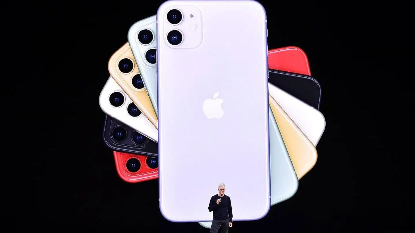 Nærmest alle iPhones fra Apple bliver produceret i Kina, men nu overvejer topledelsen med Tim Cook i spidsen at rykke noget af produktionen til andre asiatiske lande. Arkivfoto: Josh Edelson/AFP/Ritzau Scanpix