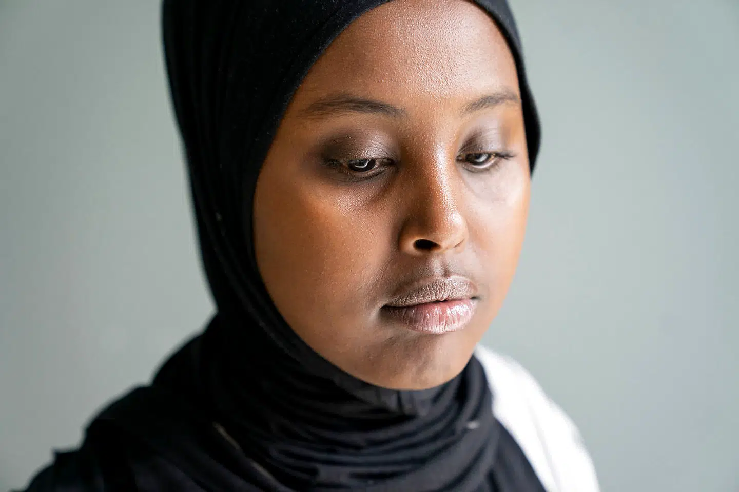 Amina Awad kom som spæd til Danmark fra Somalia i 1995. Familien blev huset i Tingbjerg i Brønshøj, et udsat boligområde, der i 2020 blev kategoriseret som en »hård ghetto« efter fire år på ghettolisten og udfordringer med kriminalitet og utryghed.