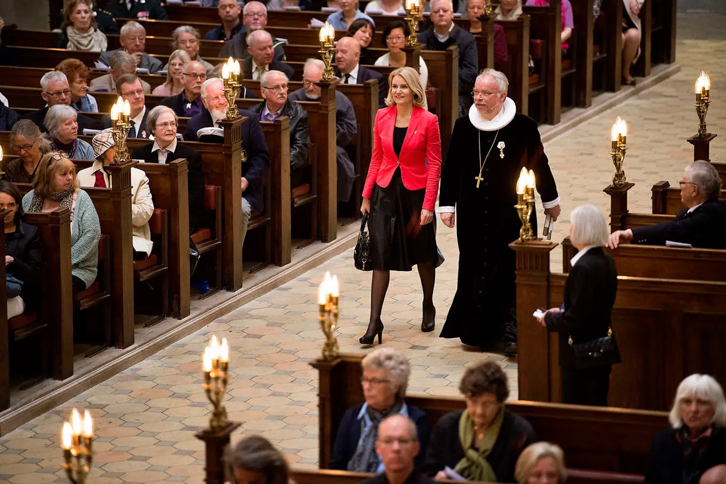 Vor Frue Kirke, Københavns Domkirke, er en af de mest betydningsfulde kirke i Danmark. Derfor er sagen om seksuelt krænkende adfærd i kirken også enestående i dansk kirkehistorie, siger en ekspert. Her er det biskop Peter Skov-Jakobsen fra Københavns Stift, der ankommer i kirken med daværende statsminister Helle Thorning-Schmidt (S) i anledning af 70-året for Danmarks befrielse 5. maj 2015.
