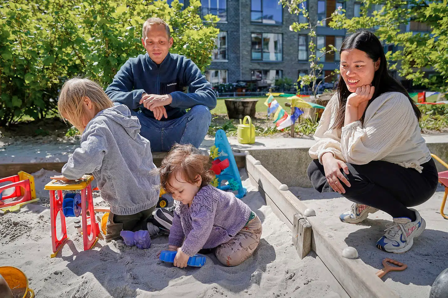Nikolaj Astrup Madsen driver startupvirksomheden Interiorbeat, og Michelle Rødgaard-Jessen ejer konsulentfirmaet Maanawork. Vi skrev om de digitale nomader i 2014, og nu tager vi fat i dem igen. I dag er de i 30erne og har to børn.