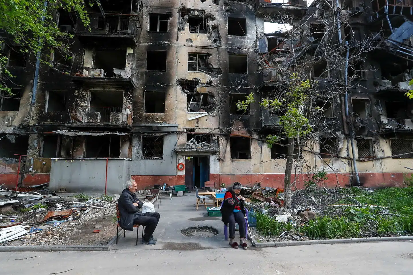 Livet går videre i sønderskudte Mariupol. Rusland har nu formelt erobret byen, men det sidste er næppe sagt om byens kamp mod Rusland.