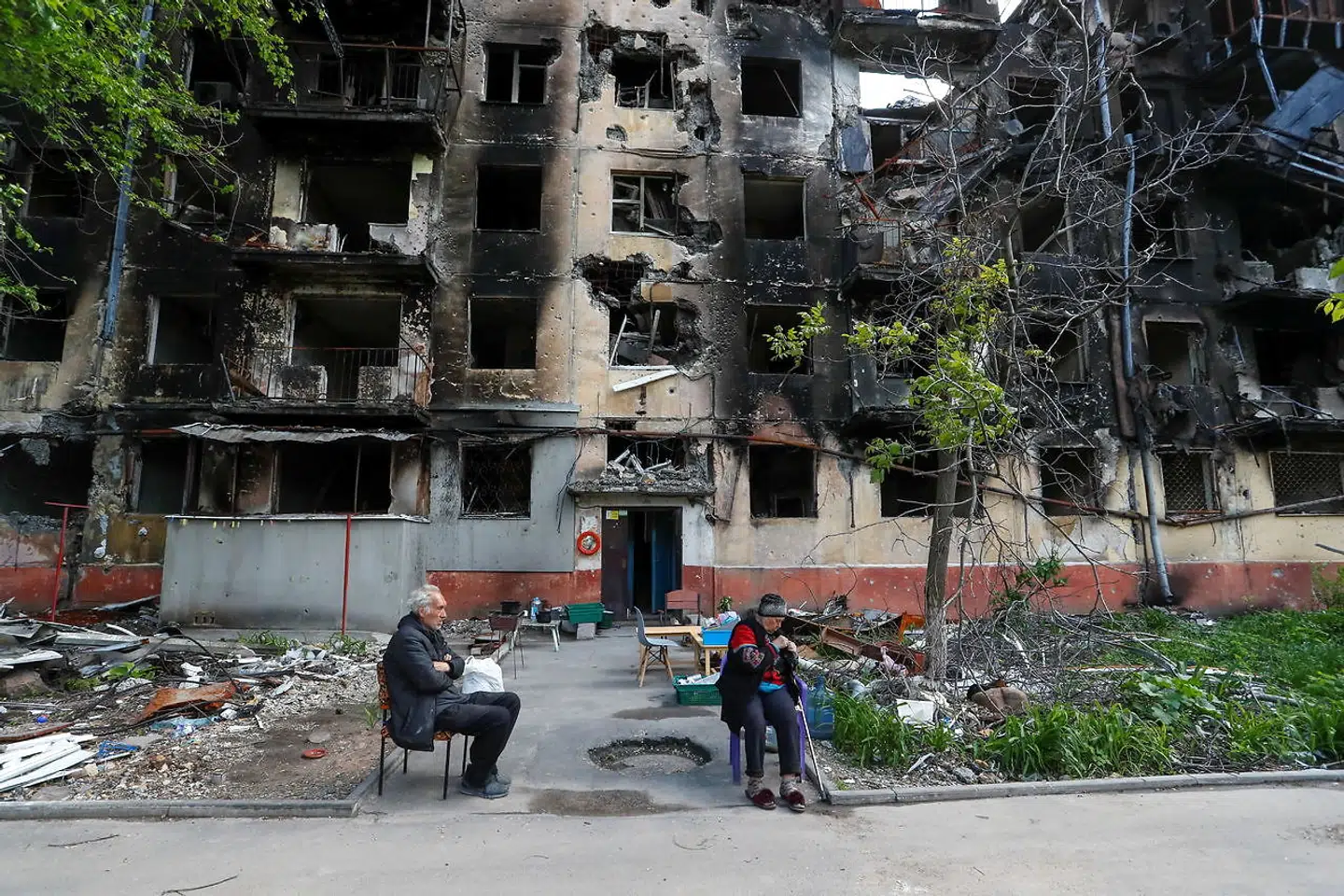 Livet går videre i sønderskudte Mariupol. Rusland har nu formelt erobret byen, men det sidste er næppe sagt om byens kamp mod Rusland.