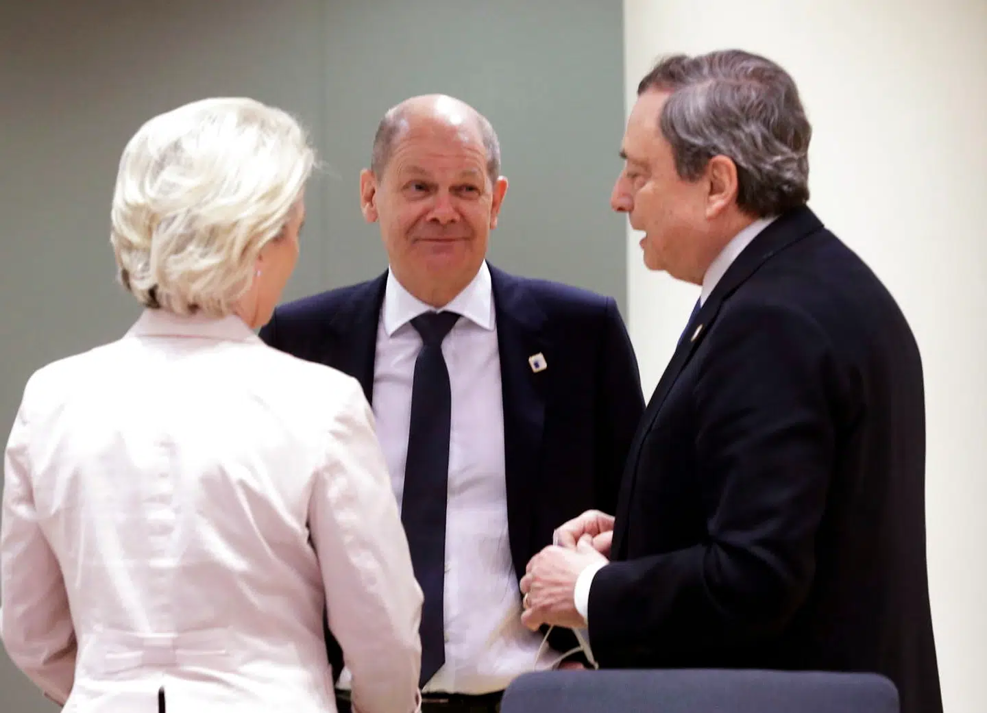EUs kommissionsformand, Ursula von der Leyen, sammen med den tyske kansler, Olaf Scholz, og Italiens premierminister, Mario Draghi. De to lande er endnu dybt afhængige af den russiske naturgas.