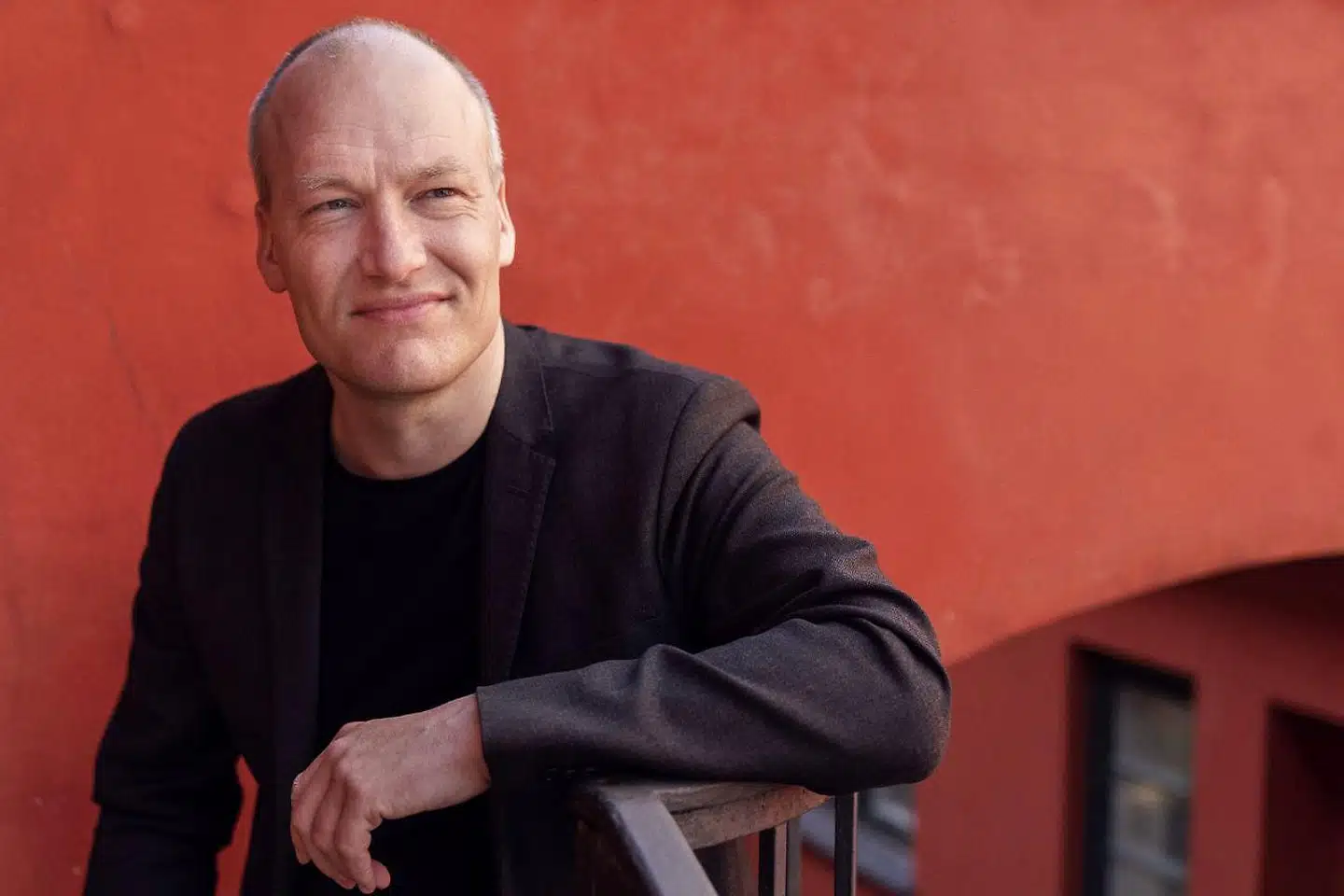 »Med andre ord er det ikke usandsynligt, at Enhedslisten fortsætter rejsen mod indflydelse, og at Pelle Dragsted på et tidspunkt ofres, som Thor Møger blev det, for at tilfredsstille de mere revolutionære dele af baglandet,« skriver Leif Donbæk.