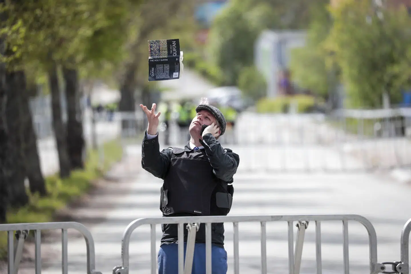 Rasmus Paludan ses her med en koran under et valgmøde i Örebro. - Foto: 11380 Pavel Koubek/Tt/Ritzau Scanpix