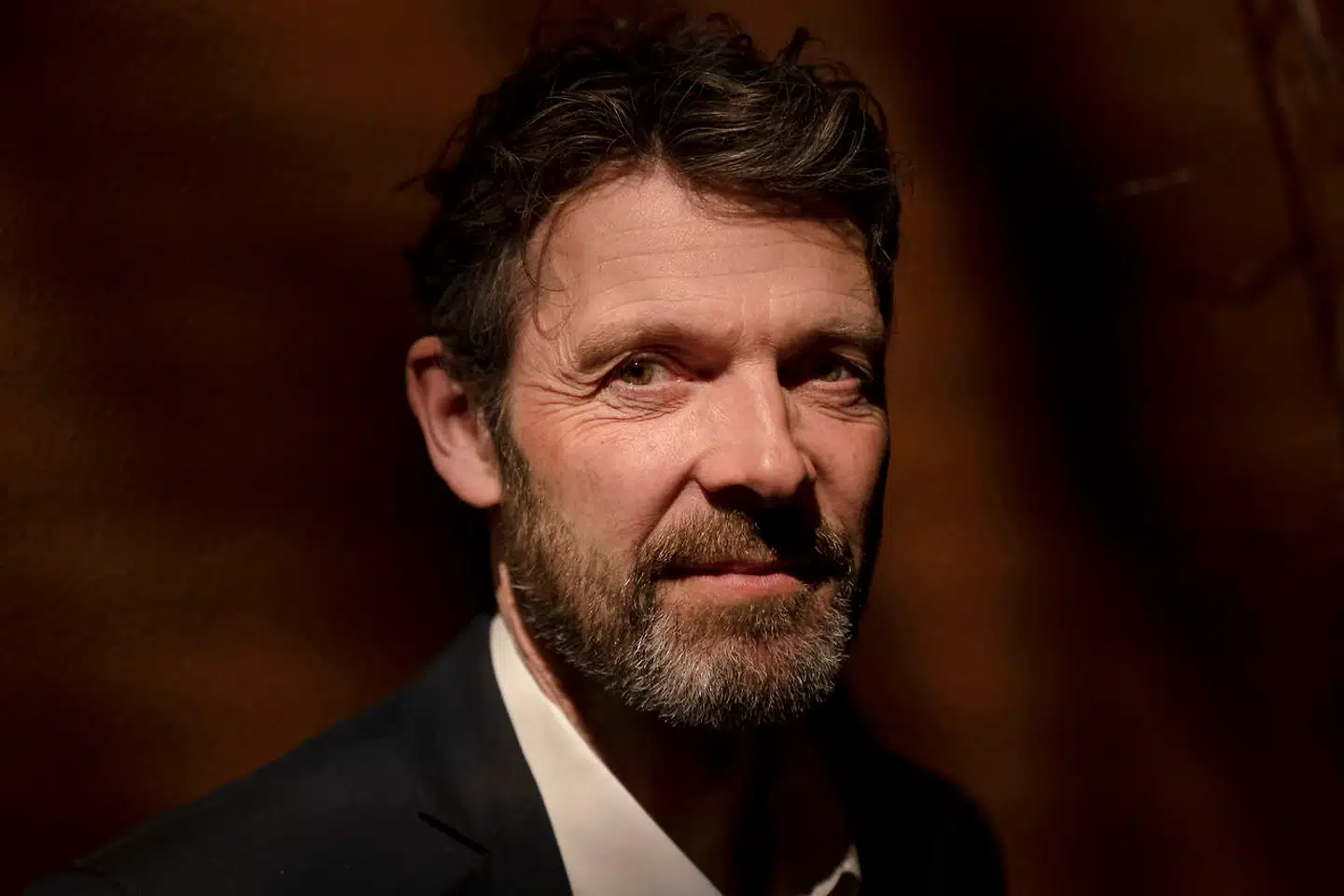 Peter Kjærgaard, der er professor i evolutionshistorie og museumsdirektør, er en af de medvirkende i DRs nye satireprogram, »Ellen imellem«. Kjærgaard mener i lighed med flere andre medvirkende i programmet, at han er blevet inviteret til interview på falske præmisser. Han vil nu have programmet stoppet.