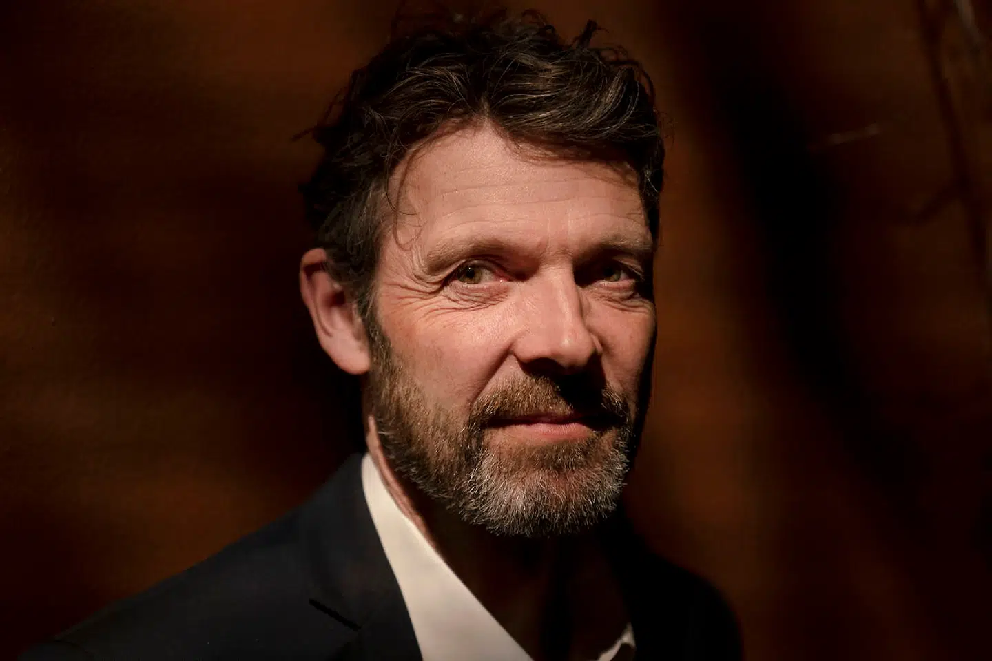 Peter Kjærgaard, der er professor i evolutionshistorie og museumsdirektør, er en af de medvirkende i DRs nye satireprogram, »Ellen imellem«. Kjærgaard mener i lighed med flere andre medvirkende i programmet, at han er blevet inviteret til interview på falske præmisser. Han vil nu have programmet stoppet.