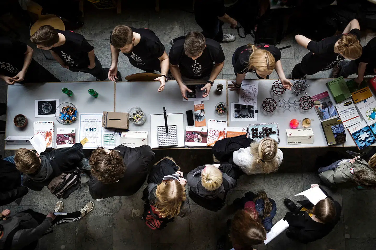 »Danmark ligger i top seks i OECD, når det gælder offentlige udgifter til højere uddannelse i forhold til BNP. I andre lande betaler staten typisk mindre og de studerende mere selv. Det tyder på, at vi oversubsidierer uddannelse,« skriver Otto Brøns-Petersen.