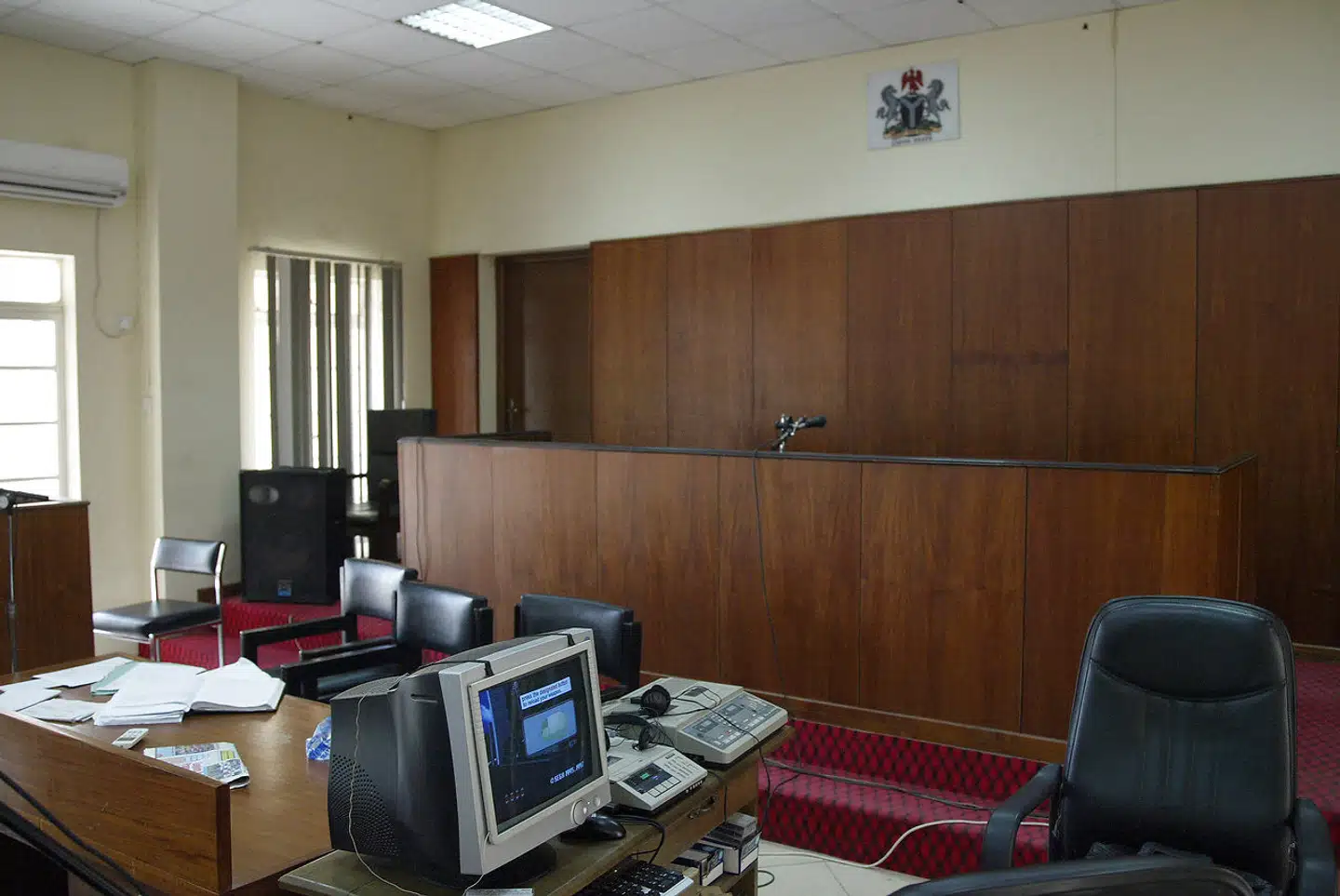 Retten i Lagos afsiger i dag dom over en dansk mand, der er anklaget for drabene på sin hustru og datter. Danskeren nægter sig skyldig. Billedet er fra højesteret i Lagos.