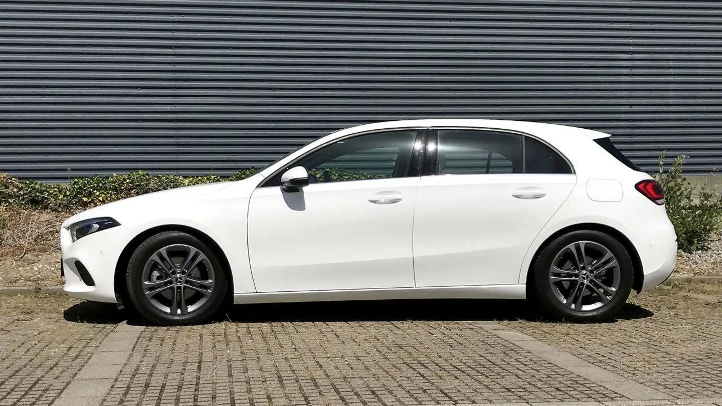 Mercedes A-Klasse er en af de mest populære modeller på salgslisterne i Danmark – men nu står både den og B-Klassen til at få drejet nøglen om, når den tyske gigant fremover vil satse på luksusbiler for at tjene flere penge. Arkivfoto: Morten Kjeldsen
