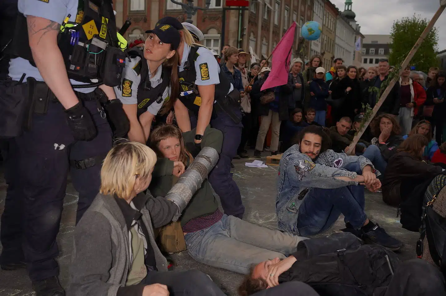 »Extinction Rebellion (Oprør mod udryddelse) er en decentraliseret, international og ikkepartipolitisk folkebevægelse, der bruger ikkevoldelig civil ulydighed for at presse regeringer til at handle retfærdigt på klima- og biodiversitetskrisen«. Sådan står der på klimabevægelsens danske hjemmeside. Men hvorfor er det okay at opføre sig tosset i klimaets tegn? Oskar Kluge argumenterer i »Pilestræde«.