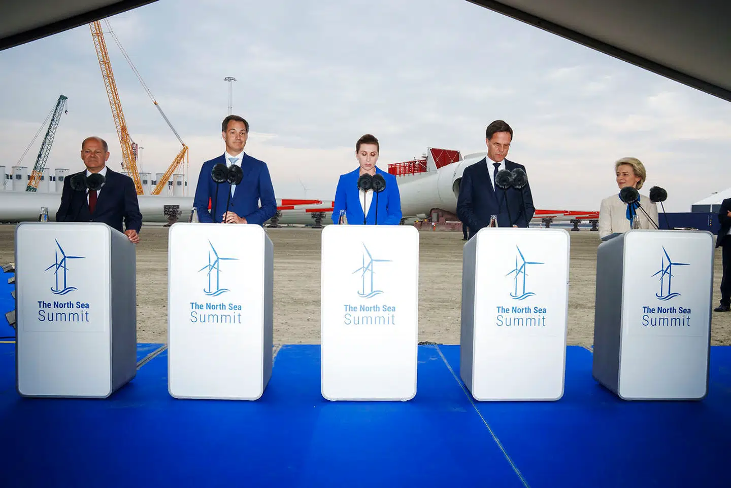 Statsminister Mette Frederiksen (S) flankeret af – fra venstre – Tysklands kansler, Olaf Scholz, Belgiens premierminister, Alexander De Croo, Hollands premierminister, Mark Rutte, og EU-Kommissionens formand, Ursula von der Leyen, på Esbjerg Havn i forbindelse med underskrivelsen af Esbjerg-erklæringen.