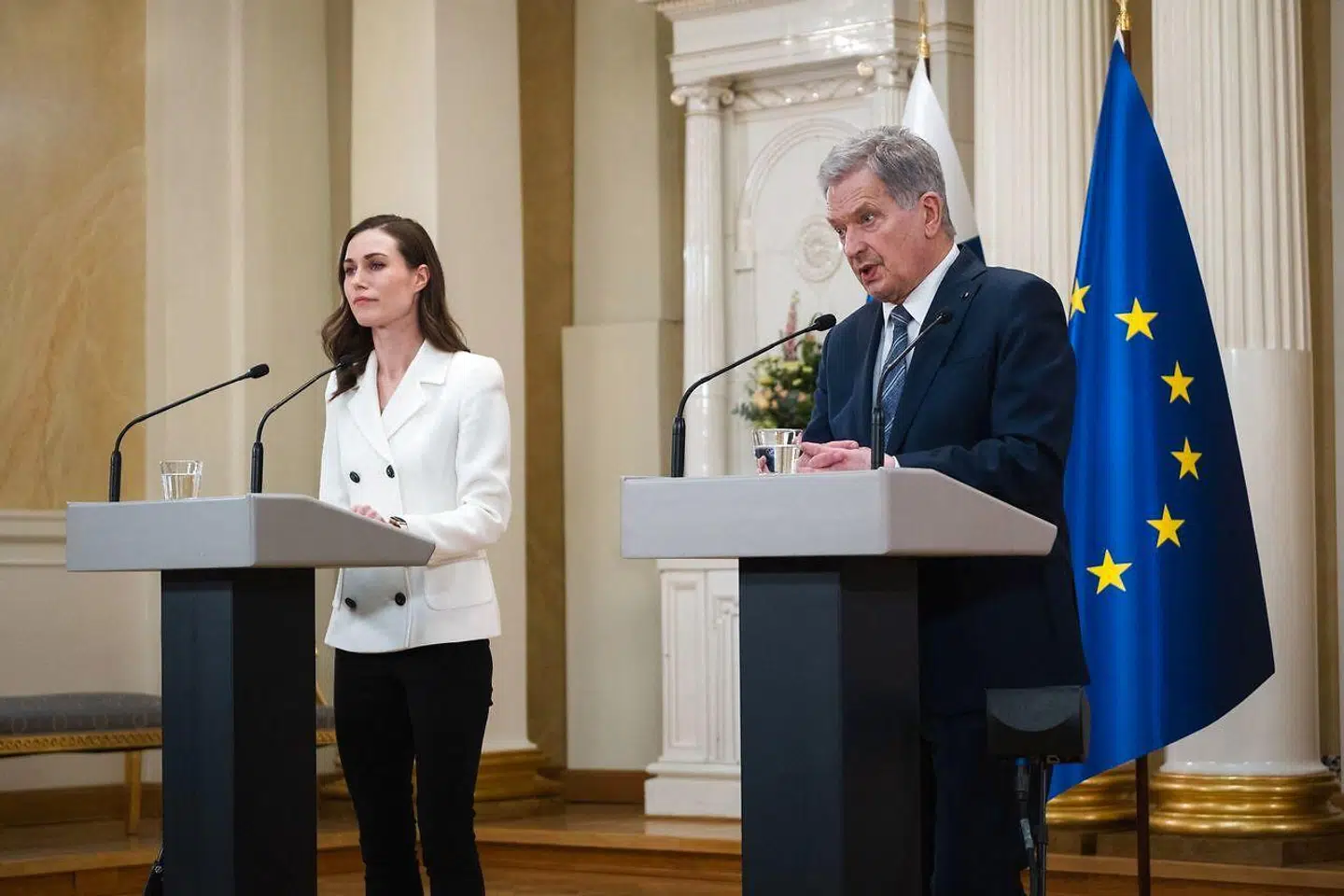 »Medlemskabet er også et uhyre nederlag for Rusland. For hvorfor var det, at Putin invaderede Ukraine? Hvis vi skal forsøge at sætte os ind i den russiske tænkning, handlede det om sikkerhed. Historisk set har Rusland følt sig truet. Ikke mindst fra vest,« skriver Christian Egander Skov. Her ses Finlands statsminister (t.v.) og præsident.