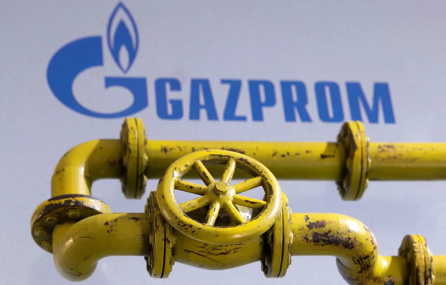 Omkring halvdelen af Gazprom PJSCs udenlandske kunder har efterkommet en anmodning fra Ruslands præsident om at åbne konti hos Gazprombank JSC, ifølge Rusland selv.