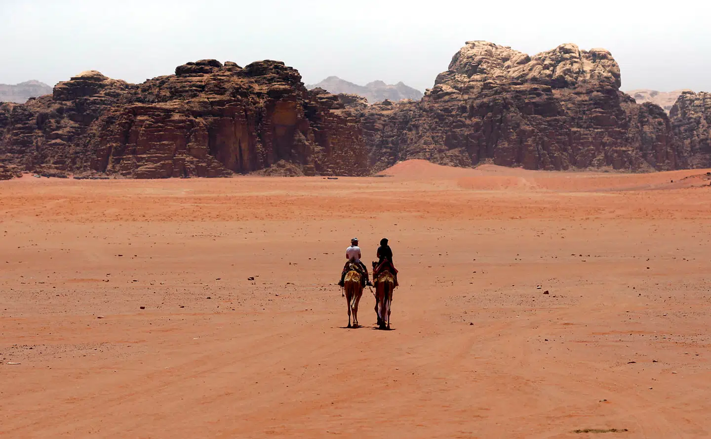 Wadi Rum-ørkenen i Jordan er Élisabeth Bornes foretrukne rejsemål, når hun en sjælden gang holder fri. »Her, i området omkring Petra, er man omgivet af røde, grønne og blå farver. Det er ren magi,« siger den nye franske premierminister til avisen L'Alsace.
