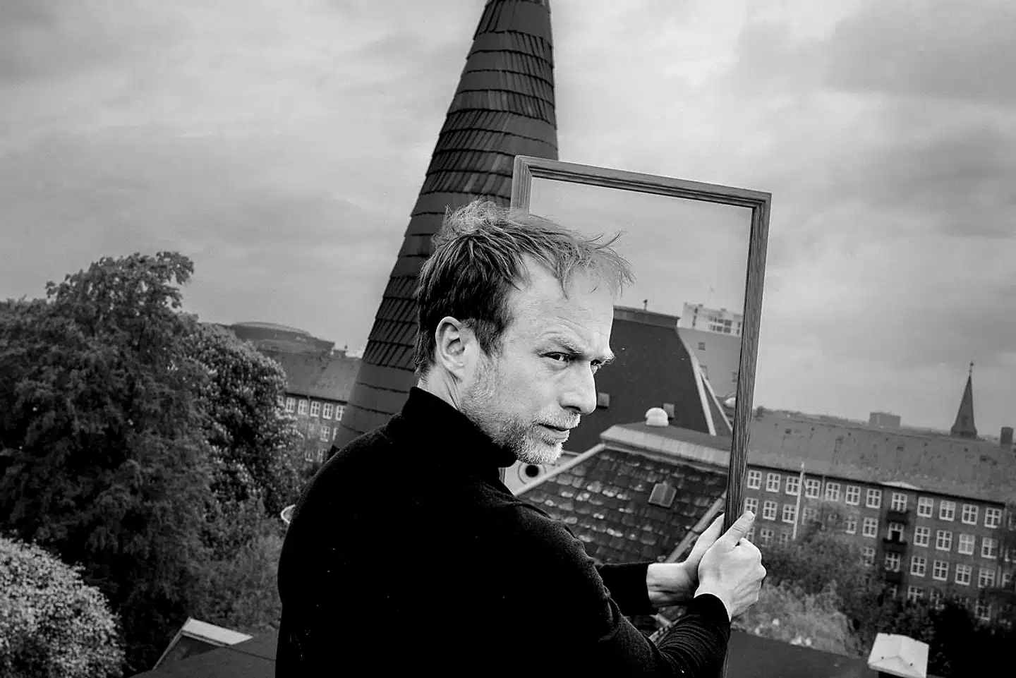 Morten Burian er familiefar på Østerbro. Men noget i de pæne rammer får ham også til at ville noget mere. OG det får han frit løb for i disse år