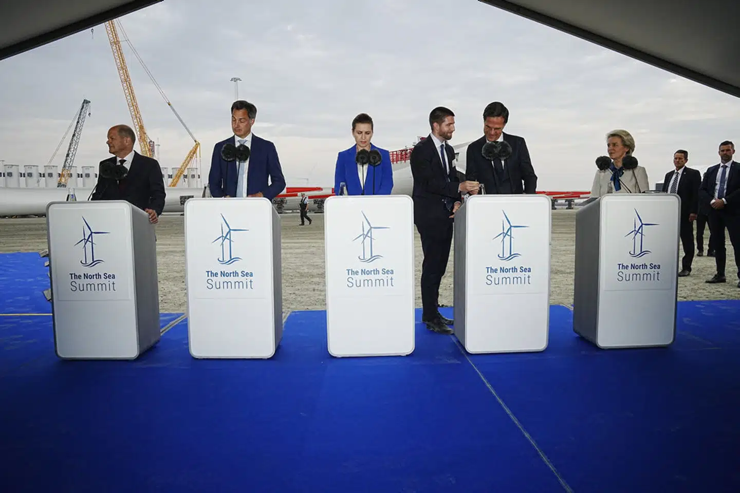 Statsminister Mette Frederiksen, kommissionsformand Ursula von der Leyen, Tysklands kansler Olaf Scholz, Nederlandenes premierminister Mark Rutte og Belgiens premierminister Alexander De Croo underskriver erklæring om at tidoble havvind i Nordsøen. - Foto: Bo Amstrup/Ritzau Scanpix