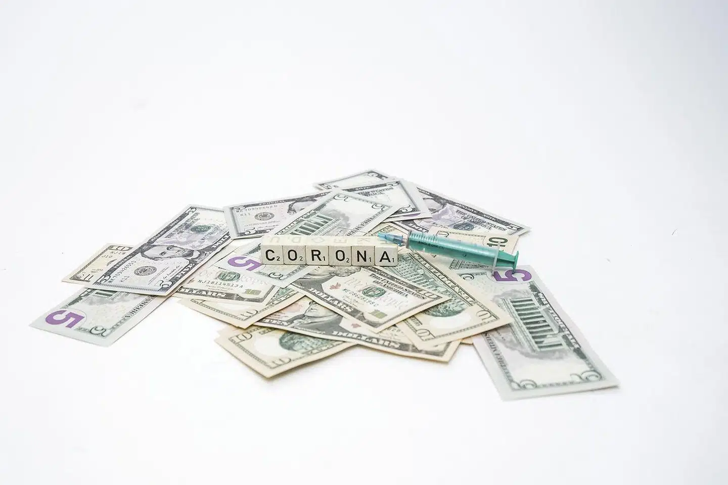 »På grund af forsinkelsen, er det nærliggende at skyde skylden på andre forhold, såsom krigen i Ukraine. Krigen bidrager til prisstigninger via blandt andet energipriserne, men inflationen var stigende før krigen og skyldes i høj grad den stigende pengemængde under corona,« skriver Martin Ågerup.