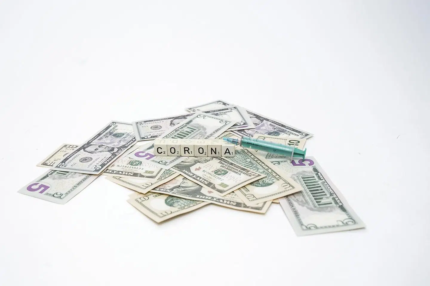 »På grund af forsinkelsen, er det nærliggende at skyde skylden på andre forhold, såsom krigen i Ukraine. Krigen bidrager til prisstigninger via blandt andet energipriserne, men inflationen var stigende før krigen og skyldes i høj grad den stigende pengemængde under corona,« skriver Martin Ågerup.