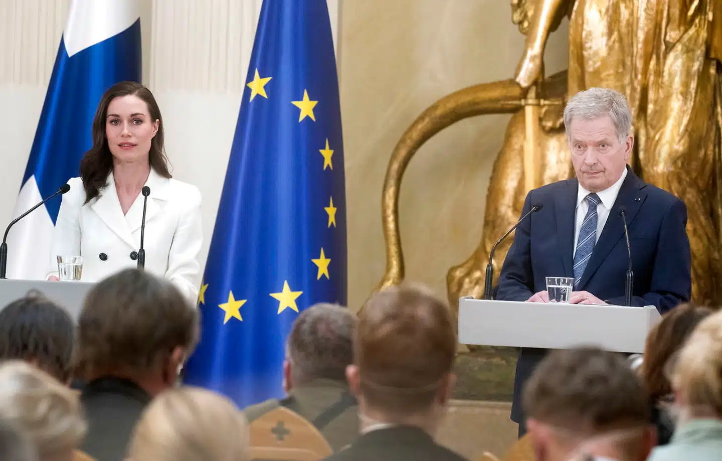 Finlands præsident, Sauli Niinistö (th.), og landets statsminister, Sanna Mari, til en pressekonference i Helsinki søndag. Her kom det frem, at Finland officielt har planer om at søge medlemskab af NATO.