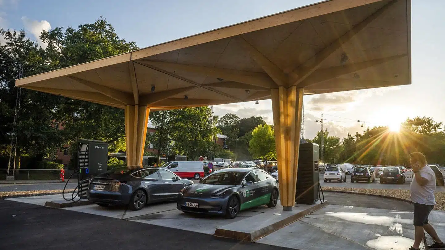 Der bliver sat flere og flere ladestandere til elbiler op i Danmark. Clever, som ejes af energiselskaberne Andel og NRGi, åbnede sidste år denne opladningsstation bag Frederiksberg Rådhus. Arkivfoto: Søren Bidstrup