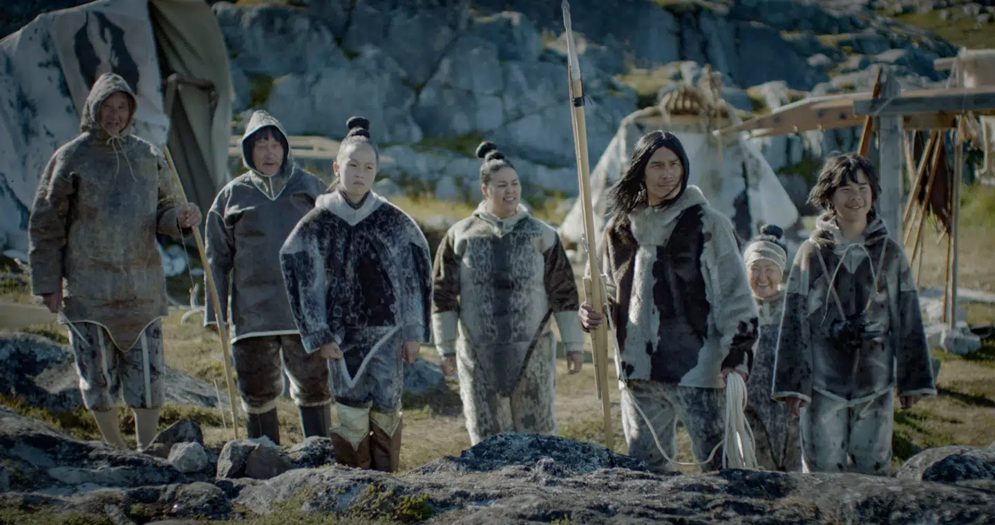 I DRs nye serie »Historien om Grønland og Danmark« er ca. 50-60 % skuespil. Det giver liv til serien, men konsekvensen er desværre, at der fortælles forbløffende lidt om de rigtige grønlandske skæbner. Foto fra serien.