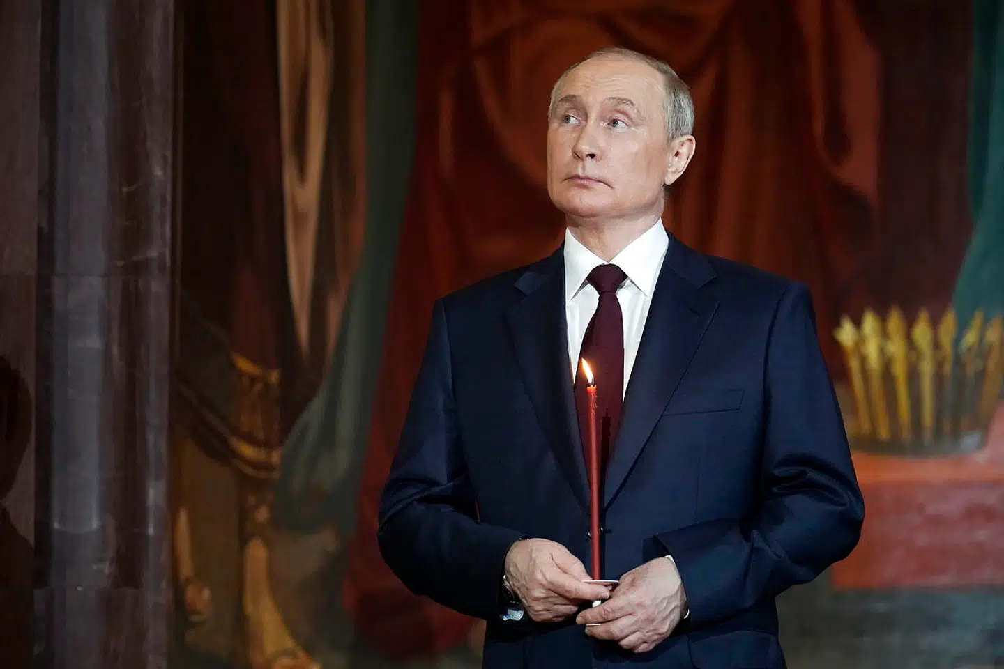 Mens krigen i Ukraine fortsætter, henligger Vladimir Putins indre verden fortsat i mørke. På billedet deltager Putin i påskegudstjenesten 24. april 2022 i den ortodokse katedral i Moskva.