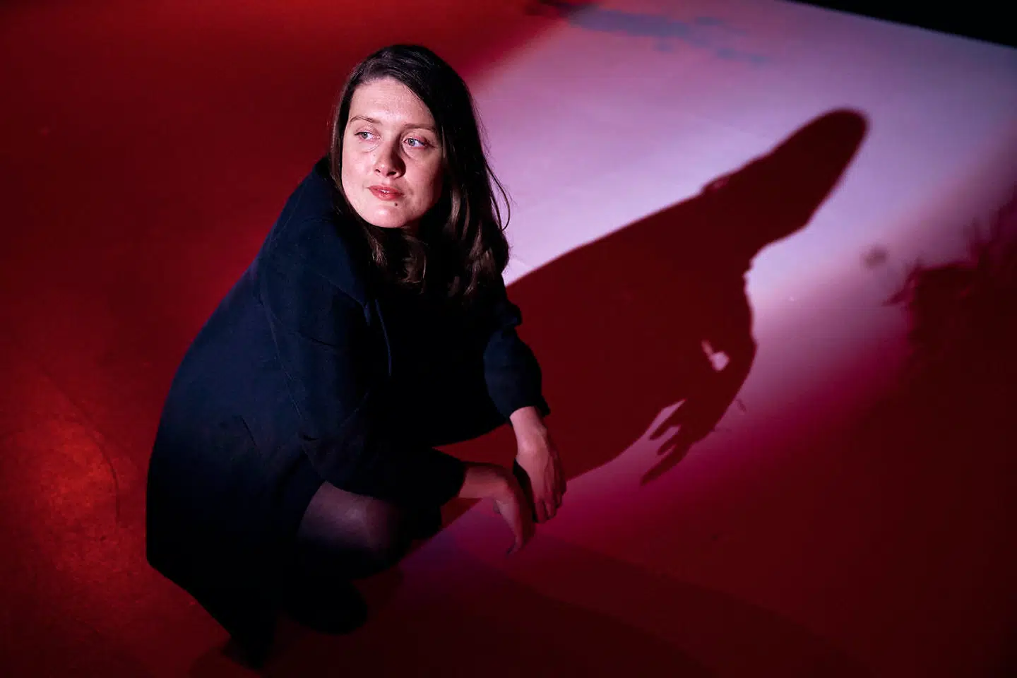 Populærkulturen flyder med myrdede kvinder. Men fortællingen gør os bange fordi fremstiller verden som et farligt sted, der aldrig kan erobres af den unge kvinde, mener instruktør Amanda Linnea Ginman.