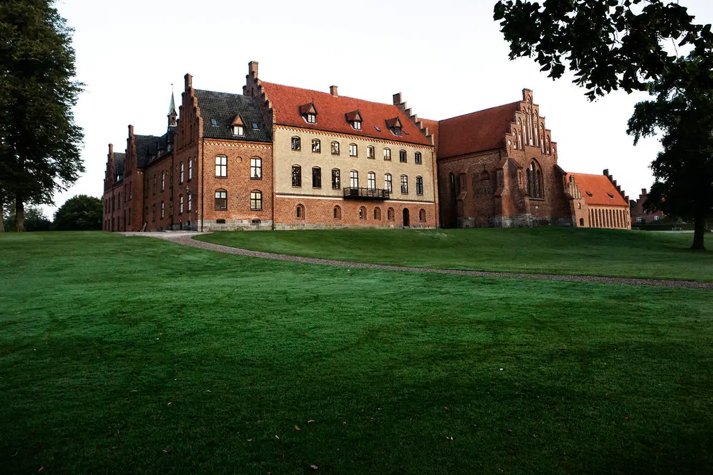 Nu begynder også unge kvinder at fortælle om overgreb på Herlufsholm (billedet). »Alle bør gøre hvad de kan, for at flere føler, det er sikkert at dele oplevelser fra deres tid på Herlufsholm – uanset hvornår de indtruffet,« skriver Helle Rabøl Hansen og Kasper Fogh Hansen i dette indlæg.